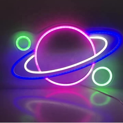 Verander uw kamer in een koele en trendy ruimte met onze Planet Neon Sign LED Light