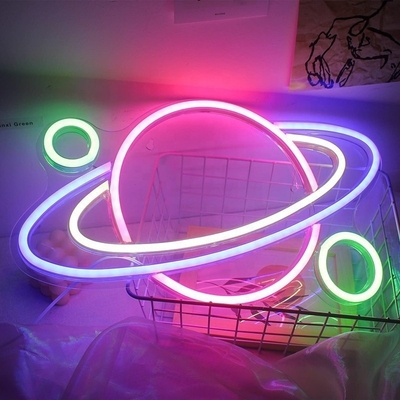 Verander uw kamer in een koele en trendy ruimte met onze Planet Neon Sign LED Light