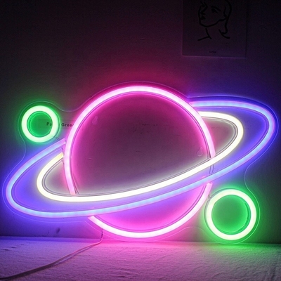 Verander uw kamer in een koele en trendy ruimte met onze Planet Neon Sign LED Light